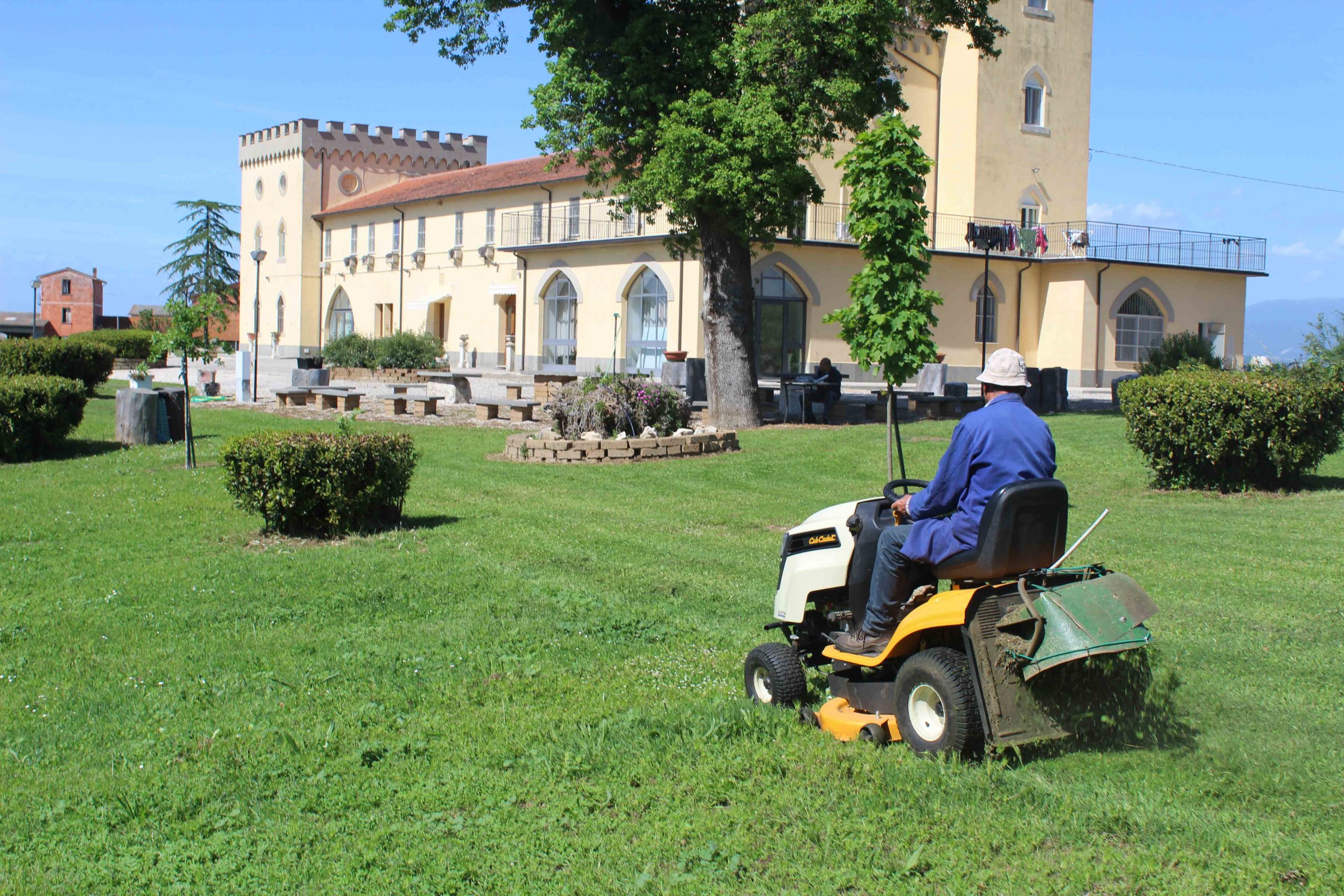 Pian Paradiso - VT, il signor Eligio Buggi di Rignano Flaminio - VT taglia l’erba del prato davanti al centro missionario.