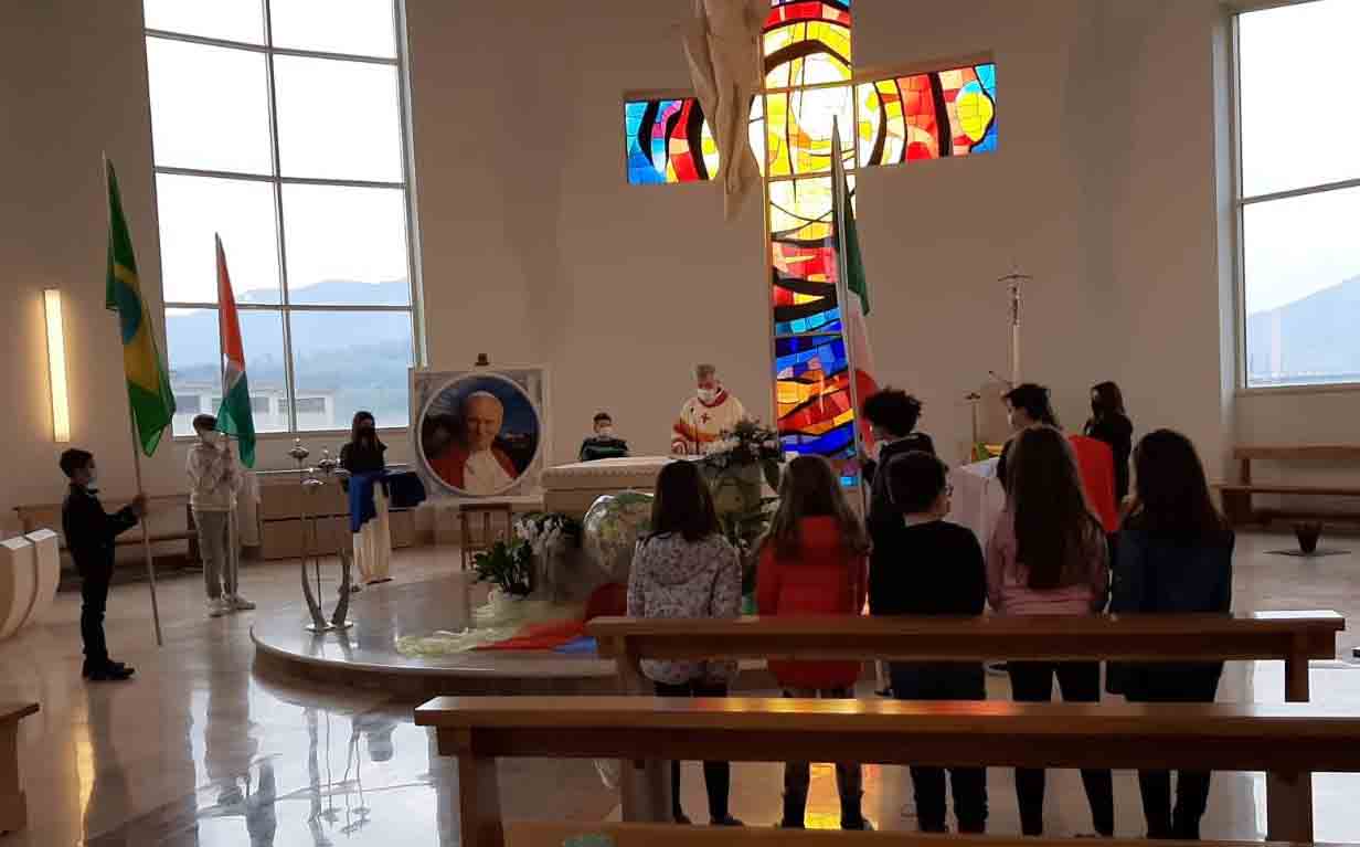 Patrica FR - Itália, na paróquia São João Paulo II, os adolescentes apresentam as cores dos continentes e as bandeiras, durante a celebração do Dia Mundial das Missões.